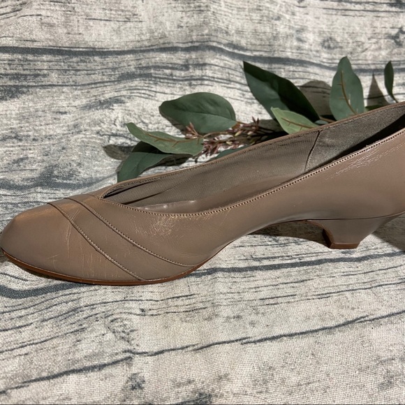 Naturalizer Taupe Leather Kitten Heels size 7 - Picture 3 of 8